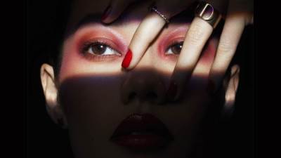 Dior تحتفل بالهالووين بمكياج أنيق ودراماتيكي