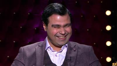 بالفيديو .. إسلام إبراهيم يزف عروسين في الجونة