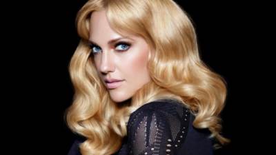 بشعر كيرلي .. مريم أوزرلي بتسريحة شعر جديدة