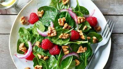 طريقة تحضير سلطة الجوز والتوت