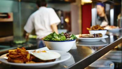 هل يمكن الإصابة بفيروس كورونا عن طريق وجبات المطاعم؟