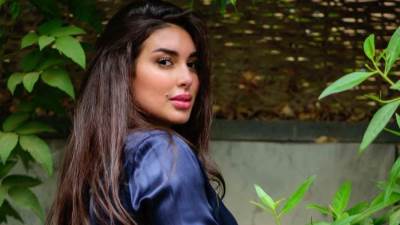 شاهد .. ياسمين صبرى تحت الشمسية وسط الأمطار