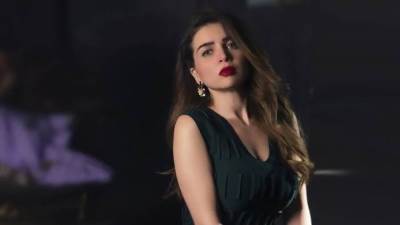 بكاء مي عز الدين على والدها يشعل مواقع التواصل الإجتماعي .. إليك التفاصيل