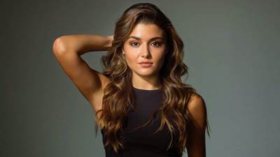 هاندا ارتشيل بإطلالة رياضية برفقة كلبها