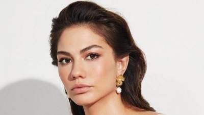  ديميت أوزديمير بدون مكياج وإطلالة عفوية 