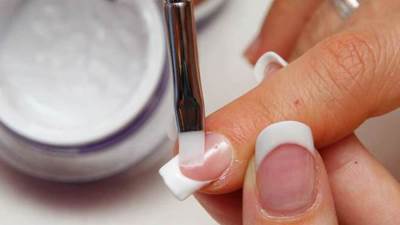 كيفية عمل جل الأظافر في المنزل