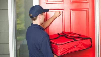 عامل بيتزا يتسبب في إغلاق عام وعزل أكثر من مليون شخص بمنازلهم .. إليك التفاصيل