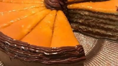 إزاى العالم بيحتفل بالكريسماس بالحلوى..!