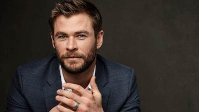 بالفيديو .. كريس هيمسوورث عارض أزياء لماركة عالمية