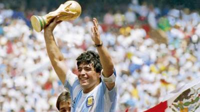 كيف نعى الفنانون أسطورة الكرة "مارادونا"؟