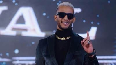 بالفيديو  .. سقوط محمد رمضان أرضا على منصة تتويج مهرجان بـ دبى