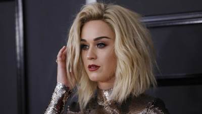 بالفيديو .. كاتى بيرى تتحول لشجرة كريسماس