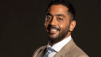 بالصورة .. أحمد فلوكس في أحدث ظهور له مع زوجته بعد رجوعهما