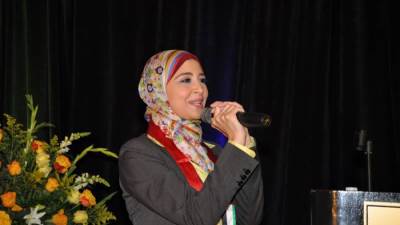 بالفيديو .. حنان ترك تصنع الخبز فى المطبخ مع ابنتيها "مريم ومنى"