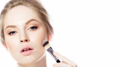 7 أخطاء فى تطبيق المكياج تفسد مظهرك .. تجنبيها!