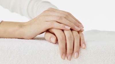 تبييض الأظافر باستخدام بيكربونات الصوديوم