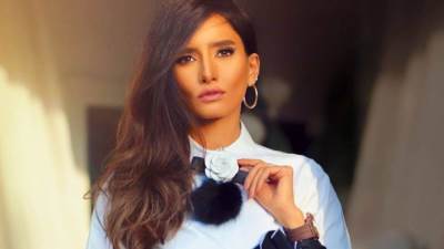 زينة تثير الجدل بفستان قشر السمك