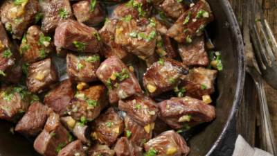 وصفة قطع الستيك بزبدة الثوم.. في 15 دقيقة فقط