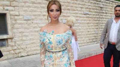 بصور مفبركة .. دنيا بطمة تتعرض لإنتقادات كثيرة