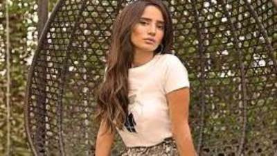 كيف هاجمت زينة المتابع الذي تنمر على ابنة يسرا اللوزي؟