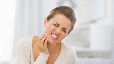 6 حيل طبيعية للتخلص من ألم الأسنان