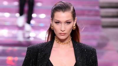 بيلا حديد تحتفل بالسنة الجديدة بصحبة صديقاتها فى نيويورك