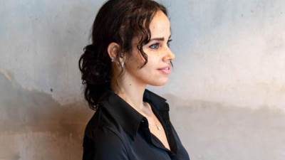 نور عمرو دياب بصحبة صديقتها بنفس الإطلالة .. ايهما أجمل؟