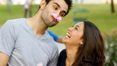 مش كلمة وابتسامة.. اعرفي إذا كان الرجل يحبك أم لا