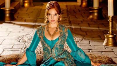 "السلطانة هويام" تحدث ضجة بصور واسم مولودتها الجديدة