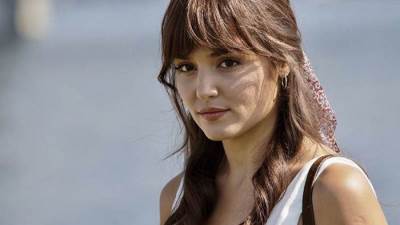 هاندا أرتشيل ترقص مع كلابها تحت الثلج