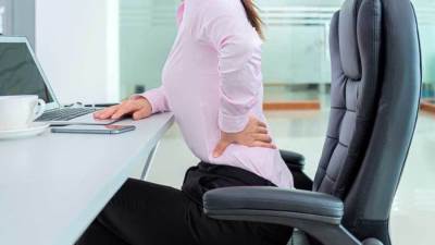 ألم أسفل الظهر عند الجلوس أسبابة وطرق علاجة؟