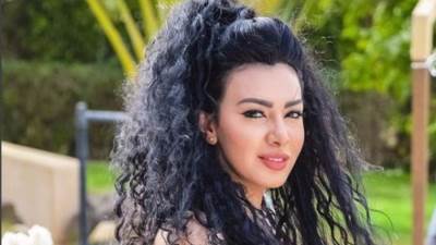 ميريهان حسين تستعرض أناقتها بفستان مخملي
