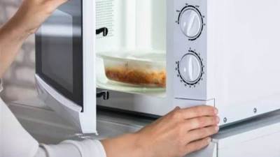 يسبب السرطان.. استشاري تغذية يكشف أضرار الميكرويف
