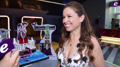 ريا أبي راشد تستعرض أنوثتها بـ الدانتيل الشفاف