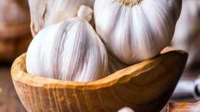 الطماطم والثوم والشكولاته... أطعمه تضر الصحه عند وضعها في الثلاجه