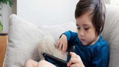 تعرفي على أسهل الطرق لمنع تعلق أبنك بالهاتف المحمول