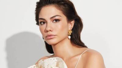 بالأبيض والاسود .. ديميت أوزديمير تبرز جمالها 