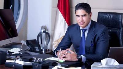 بالأسود .. أحمد أبو هشيمة بصحبة عمرو دياب