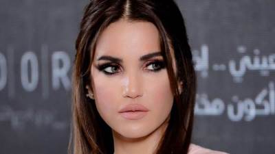 درة تتألق بفستان لامع باللون الأخضر