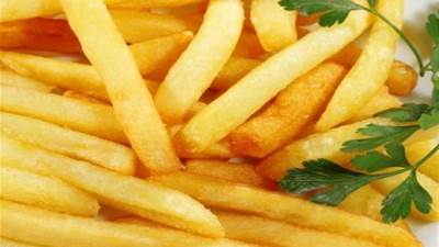 أبرزهم البطاطس المقرمشة.. أطعمة تُضعف الشهوة الجنسية في عش الزوجية