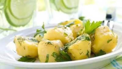 بطاطس ومايونيز لسلطة خفيفة بجانب الأكلات الرئيسيه.. تعرفى عليها
