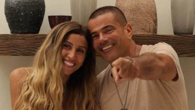 بعد دينا الشربيني.. عمرو دياب يحمل فتاة فوق ظهره.. فمن هي؟