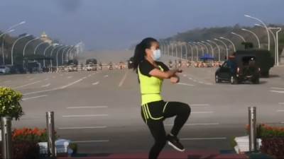 بالفيديو .. فتاة تمارس التمارين تسجل إنقلاب ميانمار دون قصد