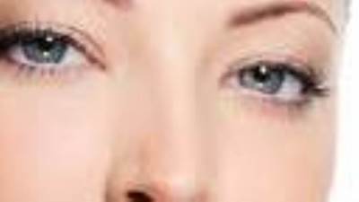 للنساء العاملات وطالبات الجامعة.. كيف تصنعين مثبت للمكياج في منزلك