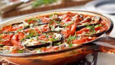 للباحثات عن الرشاقة.. وصفة فريدة لمحبي المسقعة بالسجق 