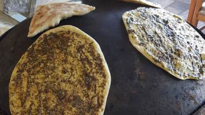 مناقيش الصاج وجبة صباحية سريعة ولذيذة