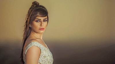 منة فضالي بفستان أحمر قصير في الفلانتين