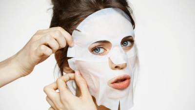 العودة لسن الشباب.. ماسك البرتقال والعسل بين يديك