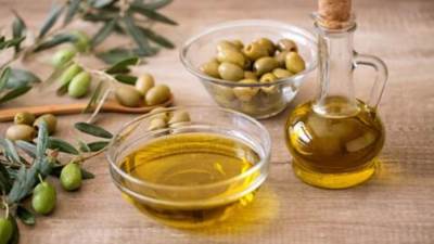 لزيت الزيتون وجوه أخرى غير الطعام.. تعرفي على فوائده وأضراره