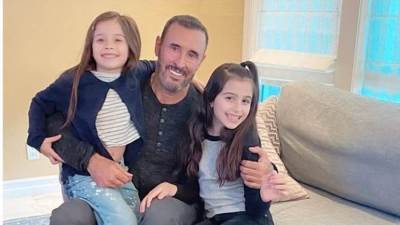 شاهد.. أول صورة لكاظم الساهر مع حفيدتيه